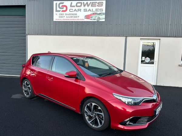 Toyota Auris Hatchback, Petrol, 2015, Red