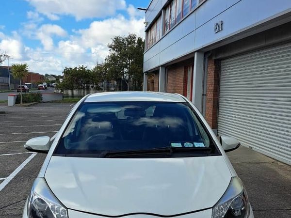 Toyota Yaris Hatchback, Petrol Hybrid, 2014, White