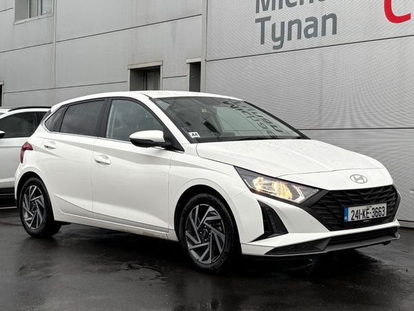 Hyundai i20 Hatchback, Petrol, 2024, White