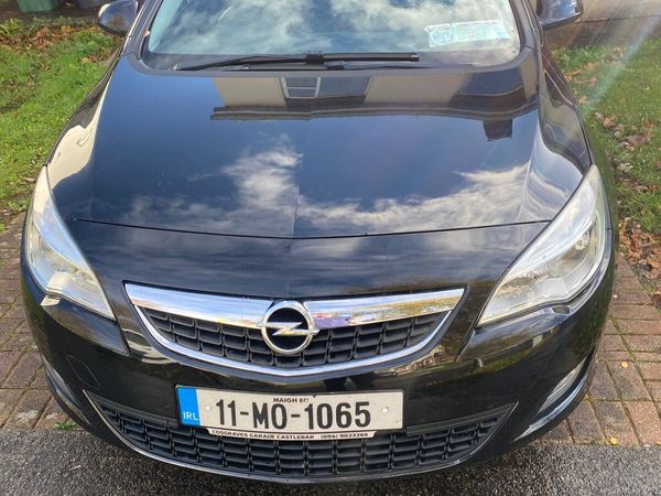 Opel Astra Hatchback, Petrol, 2011, Black