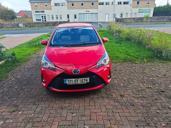 Toyota Yaris Hatchback, Petrol Hybrid, 2017, Red