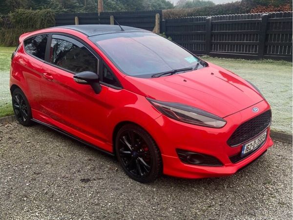 Ford Fiesta Hatchback, Petrol, 2016, Red