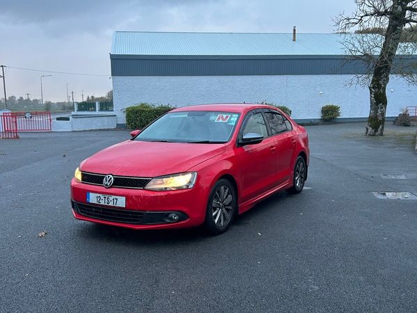 Volkswagen Jetta Saloon, Diesel, 2012, Red