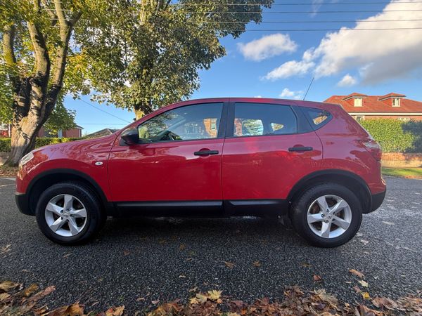 Nissan Qashqai Hatchback, Petrol, 2010, Red