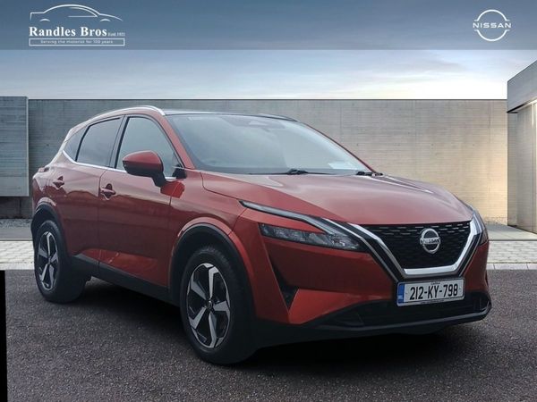 Nissan Qashqai MPV, Petrol, 2021, Red