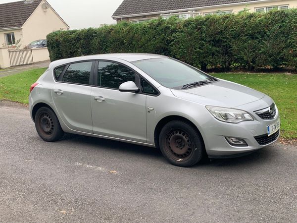 Opel Astra Hatchback, Petrol, 2011, Silver