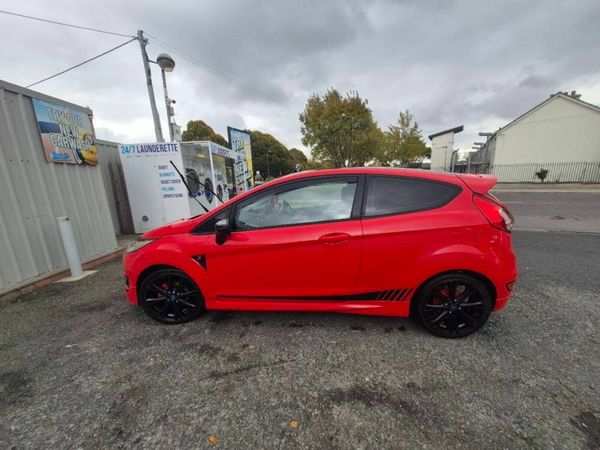 Ford Fiesta Hatchback, Petrol, 2014, Red
