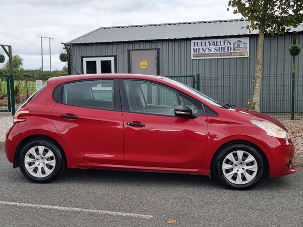 Peugeot 208 Hatchback, Diesel, 2014, Red