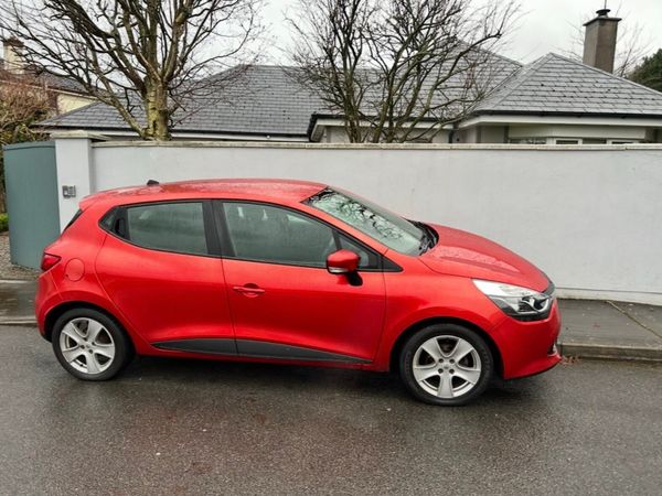 Renault Clio Hatchback, Petrol, 2014, Red