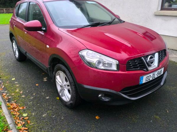 Nissan Qashqai Hatchback, Diesel, 2013, Red