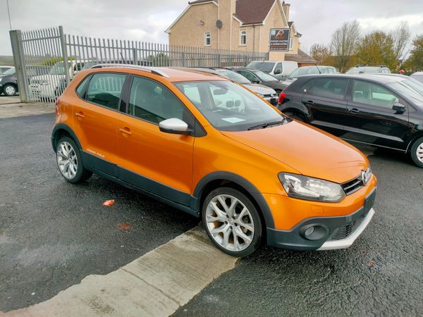 Volkswagen Polo Hatchback, Petrol, 2015, Gold