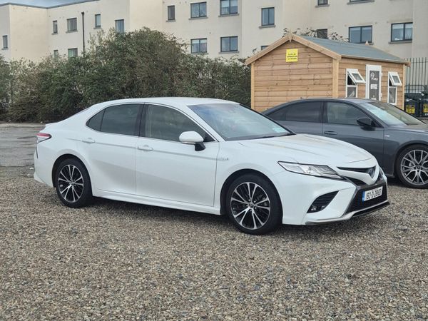 Toyota Camry Saloon, Petrol Hybrid, 2019, White