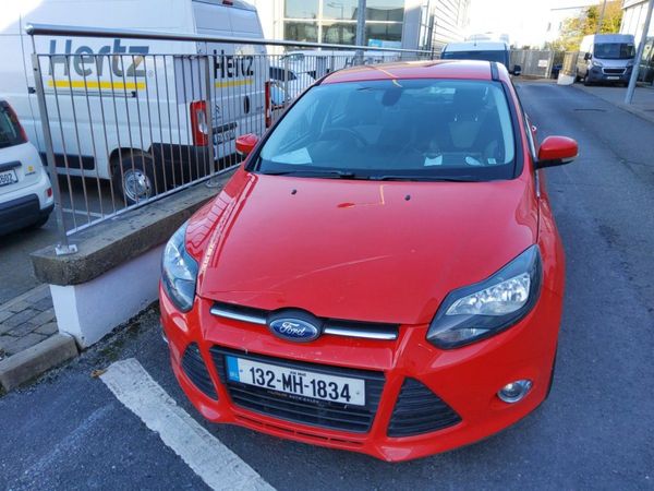 Ford Focus Hatchback, Petrol, 2013, Red