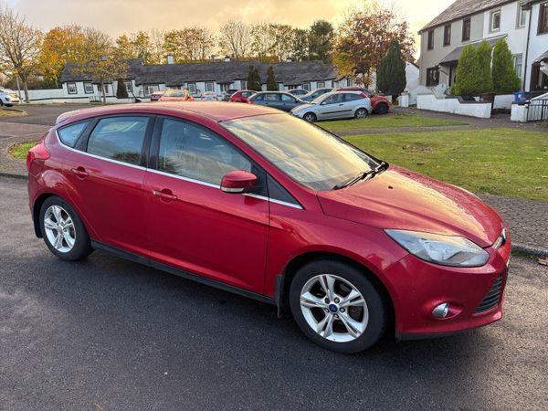Ford Focus Hatchback, Petrol, 2011, Red