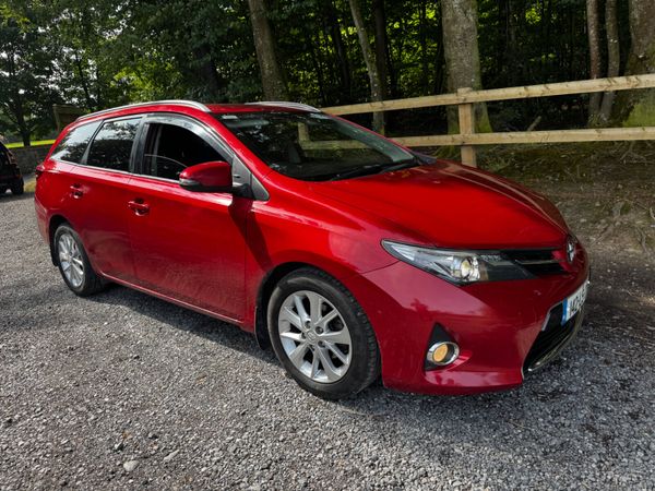 Toyota Auris Estate/Jeep, Diesel, 2014, Red