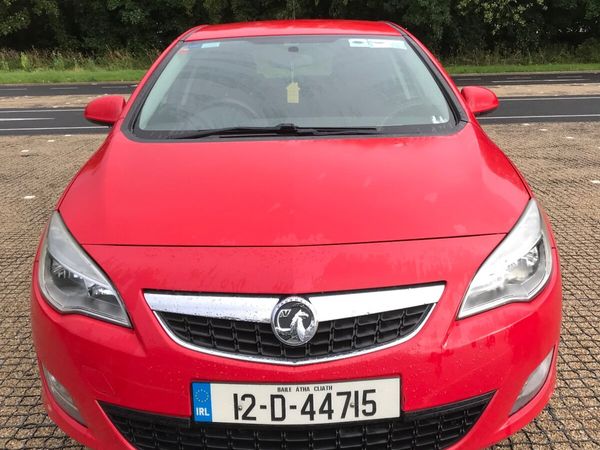 Volvo V40 Hatchback, Diesel, 2015, Red
