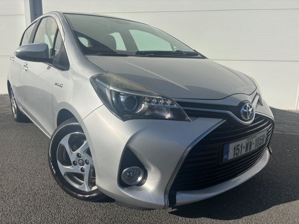 Toyota Yaris Hatchback, Petrol Hybrid, 2015, Silver