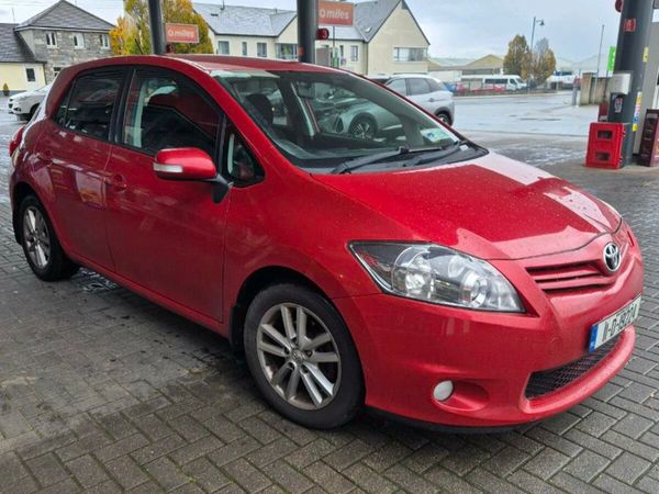 Toyota Auris Hatchback, Diesel, 2011, Red