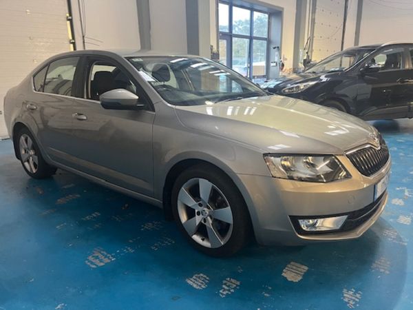 Skoda Octavia Saloon, Petrol, 2017, Yellow