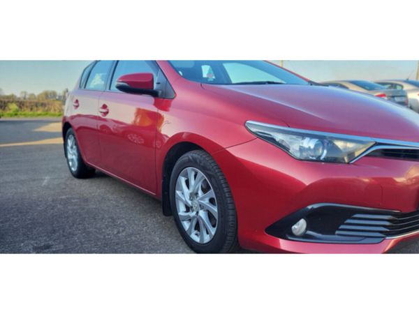 Toyota Auris Hatchback, Diesel, 2016, Red