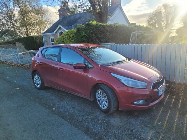 Kia Ceed Hatchback, Diesel, 2012, Red