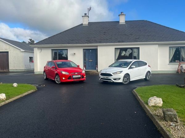 Ford Focus Hatchback, Petrol, 2013, Red