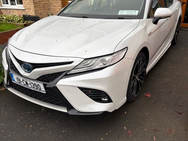 Toyota Camry Saloon, Petrol Hybrid, 2019, White