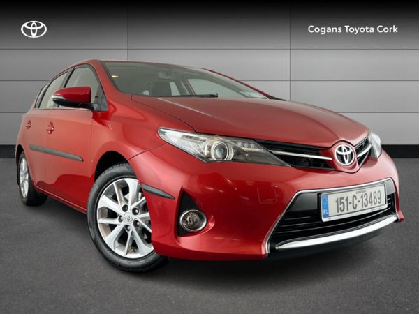 Toyota Auris Hatchback, Petrol, 2015, Red
