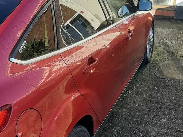 Ford Focus Saloon, Diesel, 2012, Red