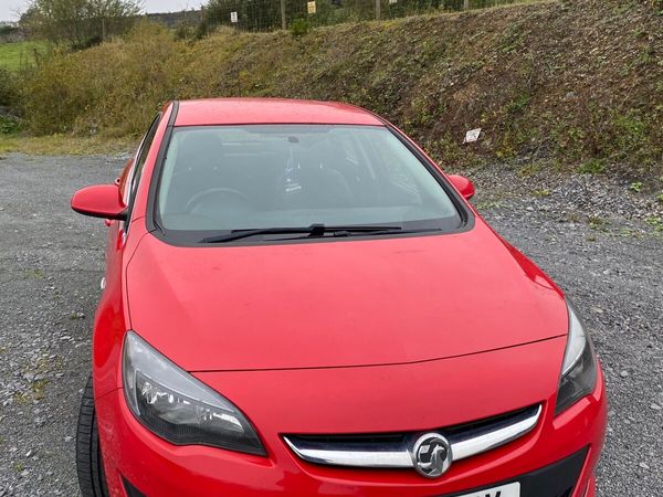 Vauxhall Astra Hatchback, Petrol, 2014, Red