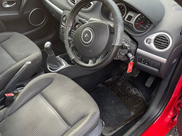 Renault Clio Hatchback, Diesel, 2010, Red