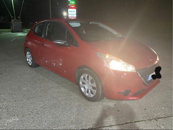 Peugeot 208 Hatchback, Petrol, 2013, Red