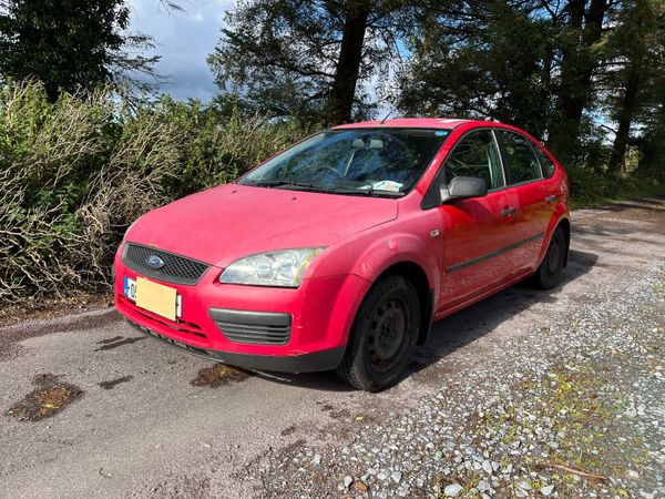 Ford Focus Hatchback, Petrol, 2005, Red