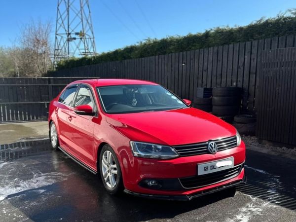 Volkswagen Jetta Saloon, Diesel, 2012, Red