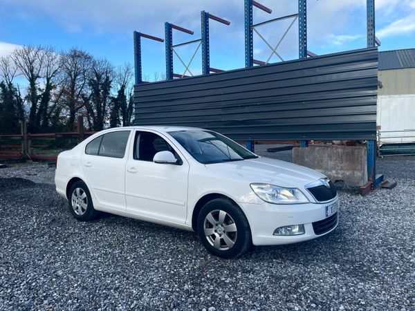 Skoda Octavia Saloon, Petrol, 2010, White