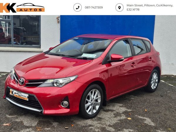 Toyota Auris Hatchback, Diesel, 2015, Red