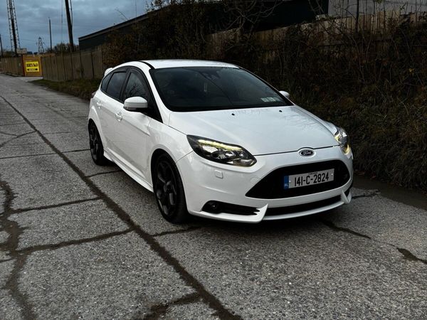 Ford Focus Hatchback, Petrol, 2014, White