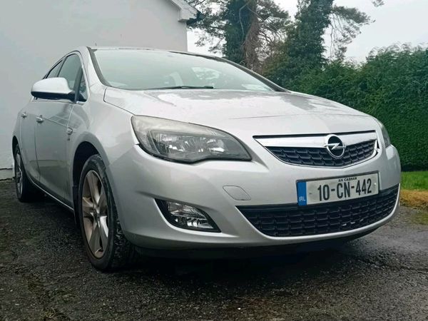 Opel Astra Hatchback, Petrol, 2010, Silver