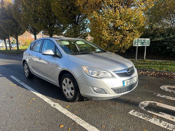 Opel Astra Hatchback, Petrol, 2010, Silver