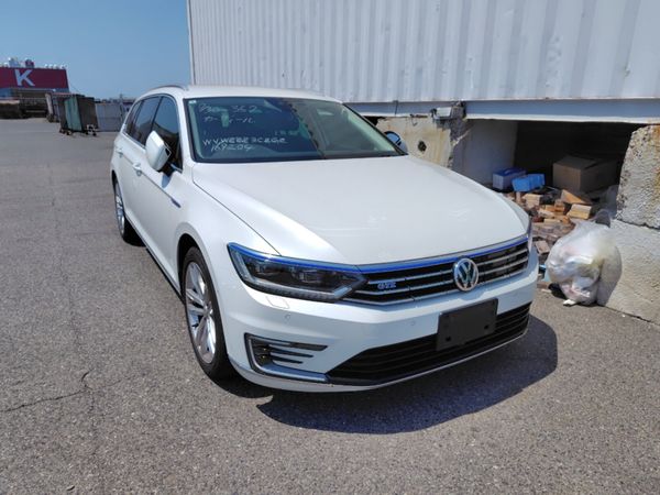 Volkswagen Passat Estate, Petrol, 2016, White