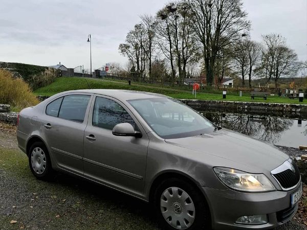 Skoda Octavia Saloon, Diesel, 2012, Beige