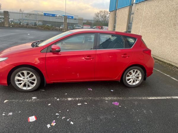 Toyota Auris Hatchback, Petrol, 2013, Red