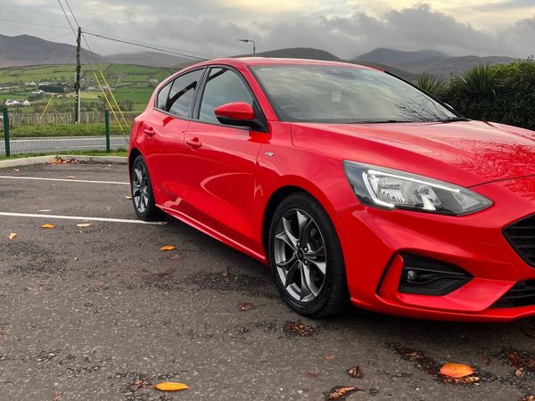 Ford Focus Hatchback, Diesel, 2018, Red