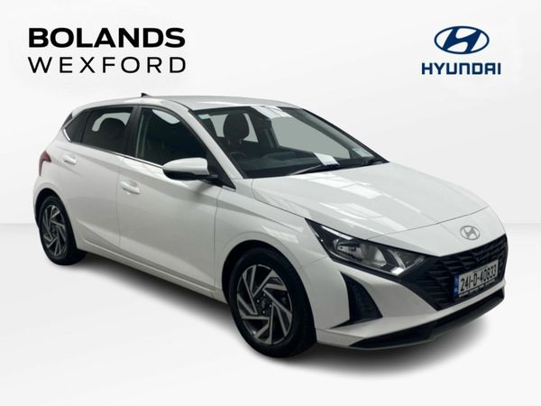 Hyundai i20 Hatchback, Petrol, 2024, White