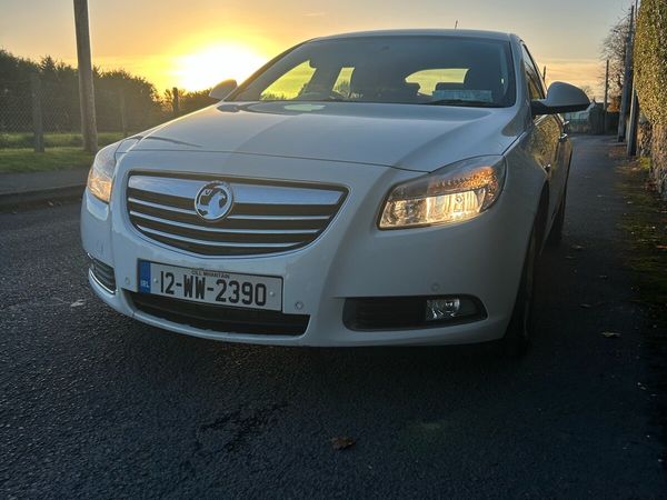 Vauxhall Insignia Hatchback, Diesel, 2012, White