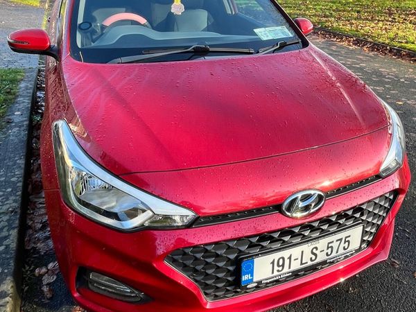 Hyundai i20 Hatchback, Petrol, 2019, Red