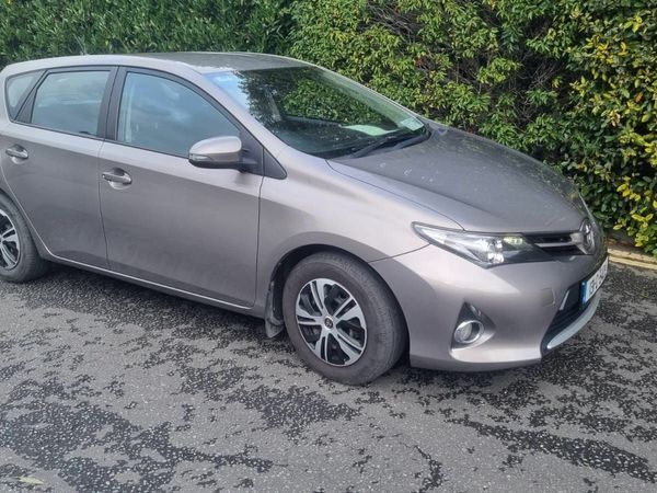 Toyota Auris Hatchback, Diesel, 2013, Bronze
