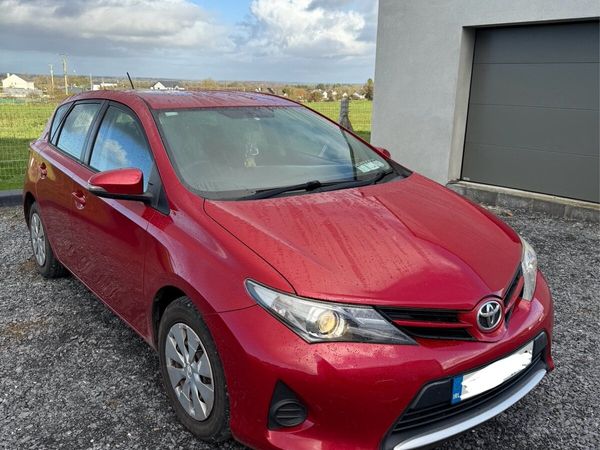 Toyota Auris Hatchback, Diesel, 2013, Red
