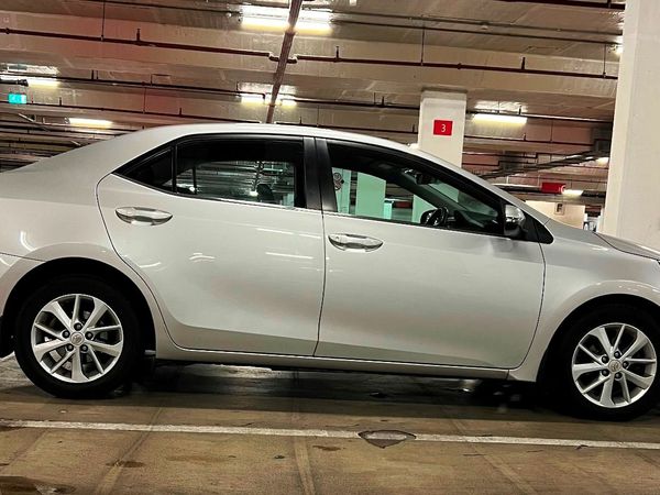 Toyota Corolla Saloon, Diesel, 2016, Silver