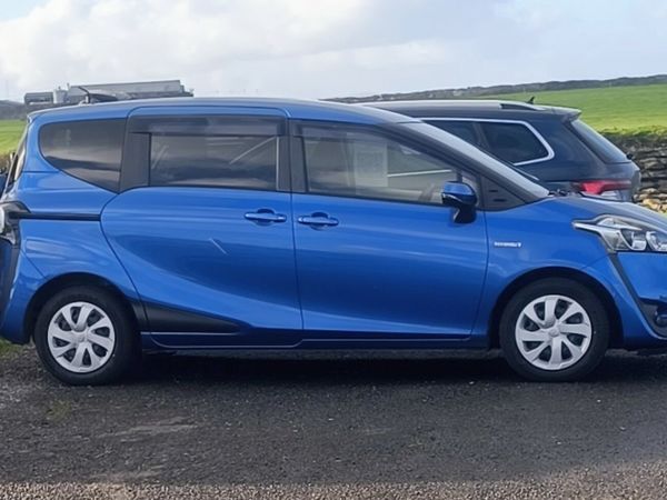 Toyota Sienta MPV, Petrol Hybrid, 2016, Blue
